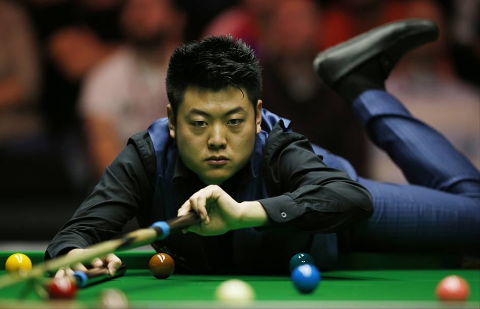 Virtuosismi tavolo verde: il cinese Liang Webo agli Snooker Dafabet Masters (Action)